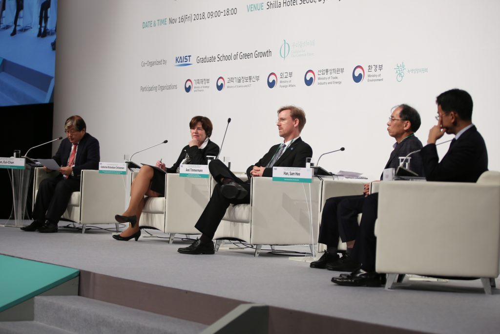 Axel Timmermann (middle) during the Climate-Energy Conference